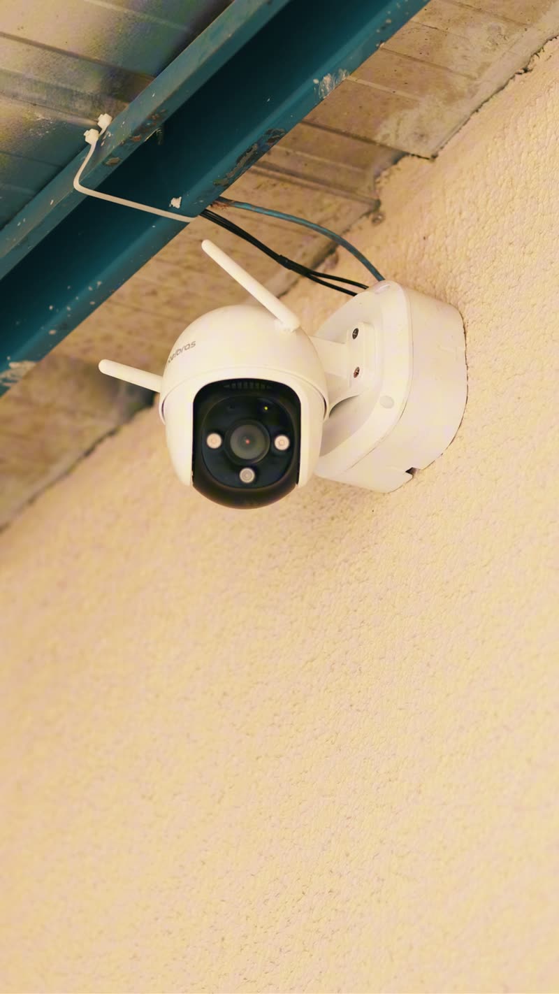 Câmera de segurança instalada na parede externa de uma residência
