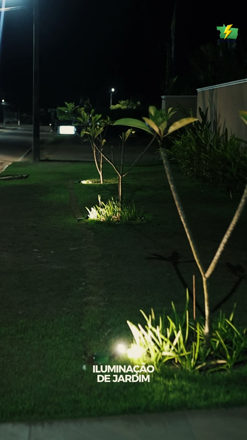 Caminho de jardim iluminado com espetos de luz à noite