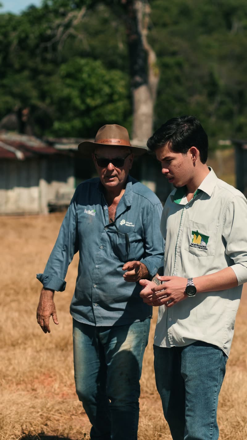 Técnico da Eletronorte atendendo produtor rural na propriedade